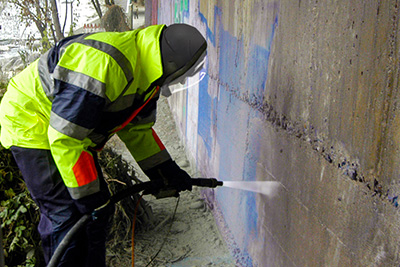 k-specialistische reiniging - verwijderen graffiti gevel brug muur - Friss Dienstverlening 400x267